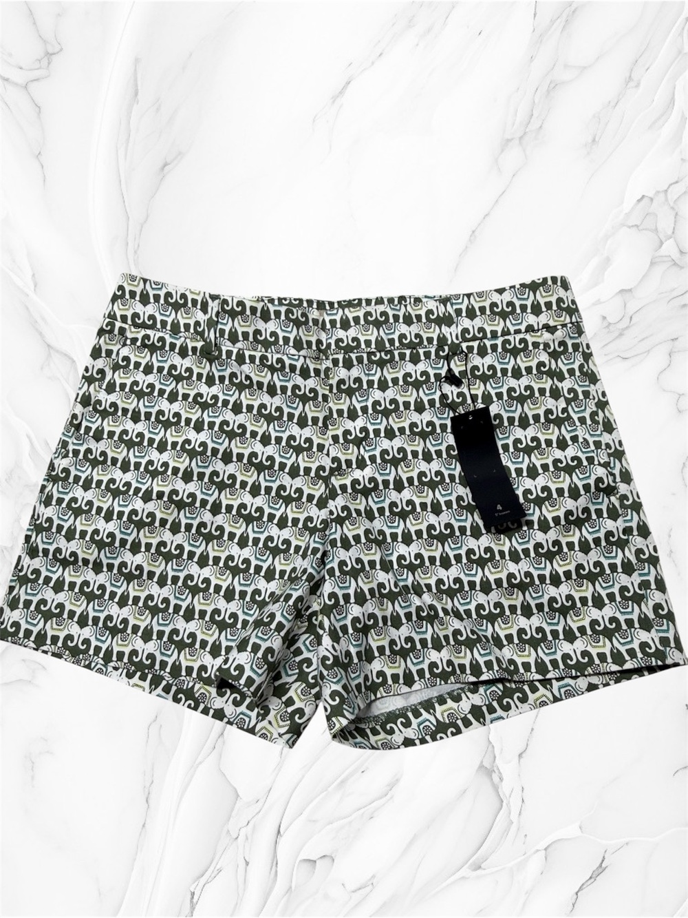 Banana Republic Hampton Chino Shorts featuring elephant print sz 4 NWT
